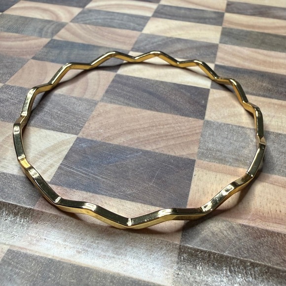 Jewelry - Golden Tone Bangle Bracelet